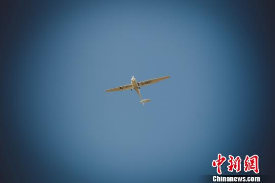 11月1日15时许，在辽宁省沈阳市法库财湖机场，中国目前航行时间最长的电动飞机锐翔RX1E―A首飞成功。　朱明宇摄
